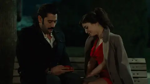 Ahora sí que si… ¡Boda a la vista en ‘Tierra Amarga’! Después de lo ocurrido con su padre, la doctora tiene claro que quiere pasar todos los días de su vida con Yilmaz.