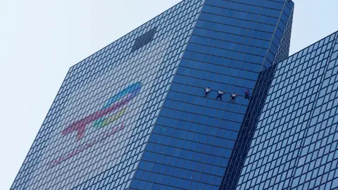 Alain Robert escalando un edificio de oficinas en París Alain Robert escalando un edificio de oficinas en París