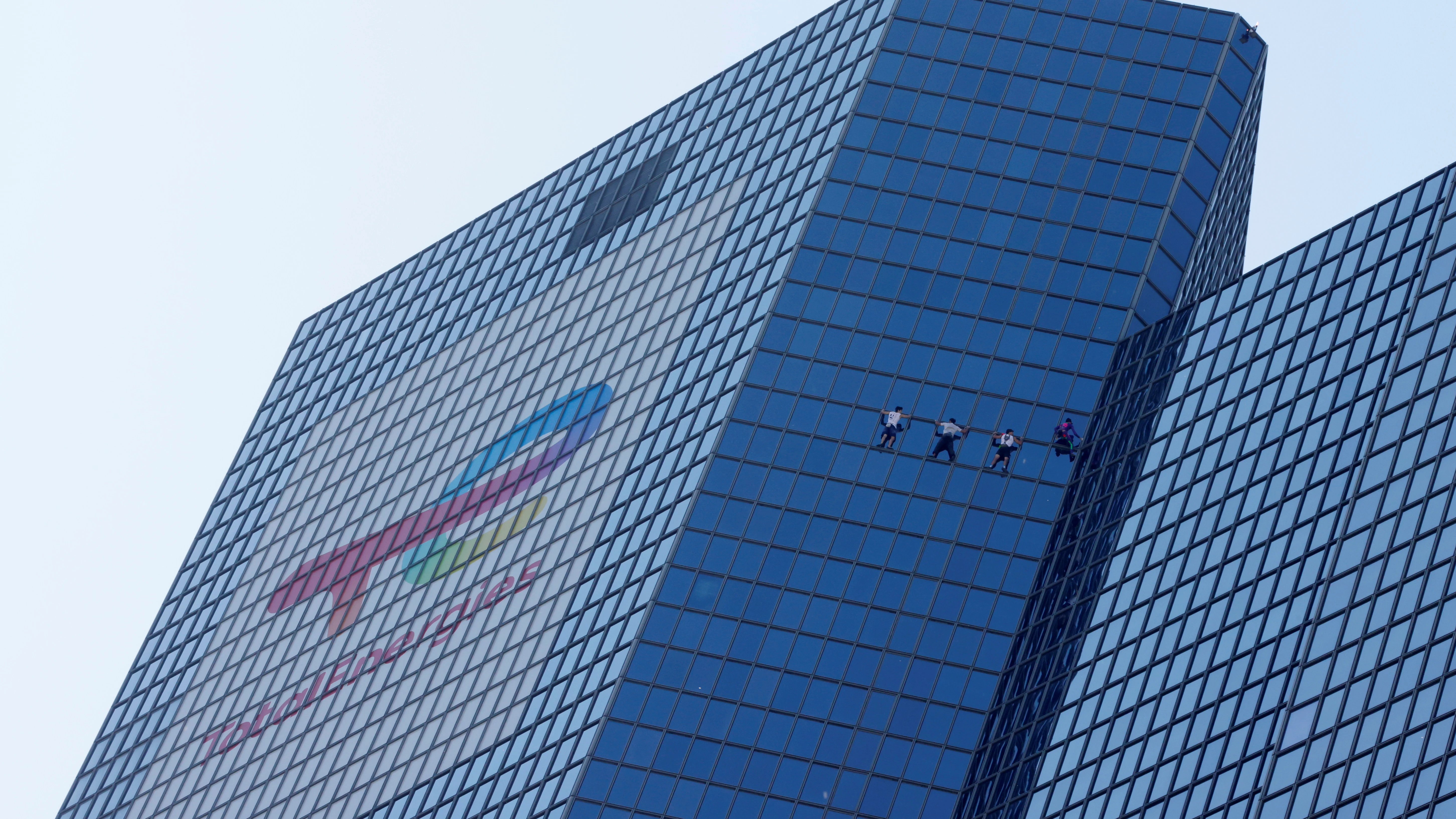 Alain Robert escalando un edificio de oficinas en Par&iacute;s