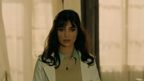 La verdad que apuñala el corazón de Müjgan: Züleyha y Yilmaz estaban comprometidos Müjgan se entera de la peor de las maneras de la verdad que ocultaba Yilmaz.