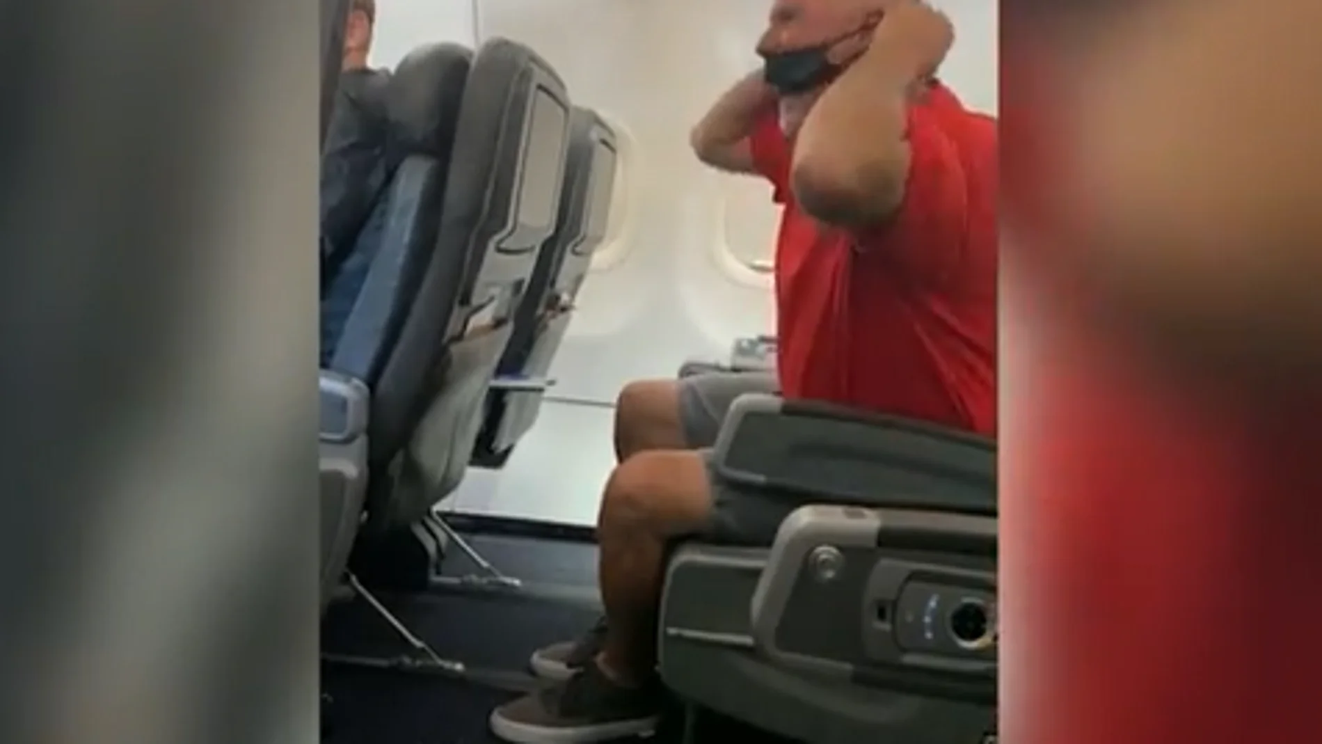 Detenido un hombre en un avión procedente de Los Ángeles: grita, se quita la mascarilla y se enfrenta a la tripulación