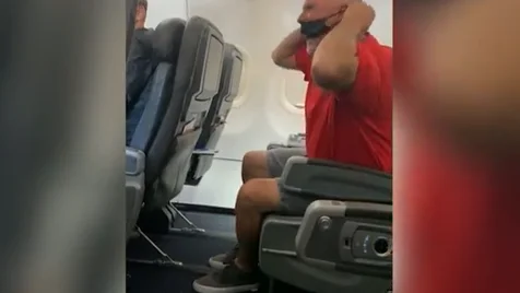 Detenido un hombre en un avión procedente de Los Ángeles: grita, se quita la mascarilla y se enfrenta a la tripulación Detenido un hombre en un avión procedente de Los Ángeles: grita, se quita la mascarilla y se enfrenta a la tripulación