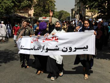 Las mujeres salen a las calles de Kabul después de quedar excluidas del régimen talibán
