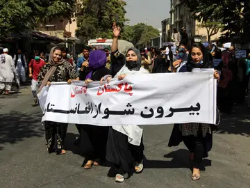 Las mujeres salen a las calles de Kabul después de quedar excluidas del régimen talibán Las mujeres salen a las calles de Kabul después de quedar excluidas del régimen talibán