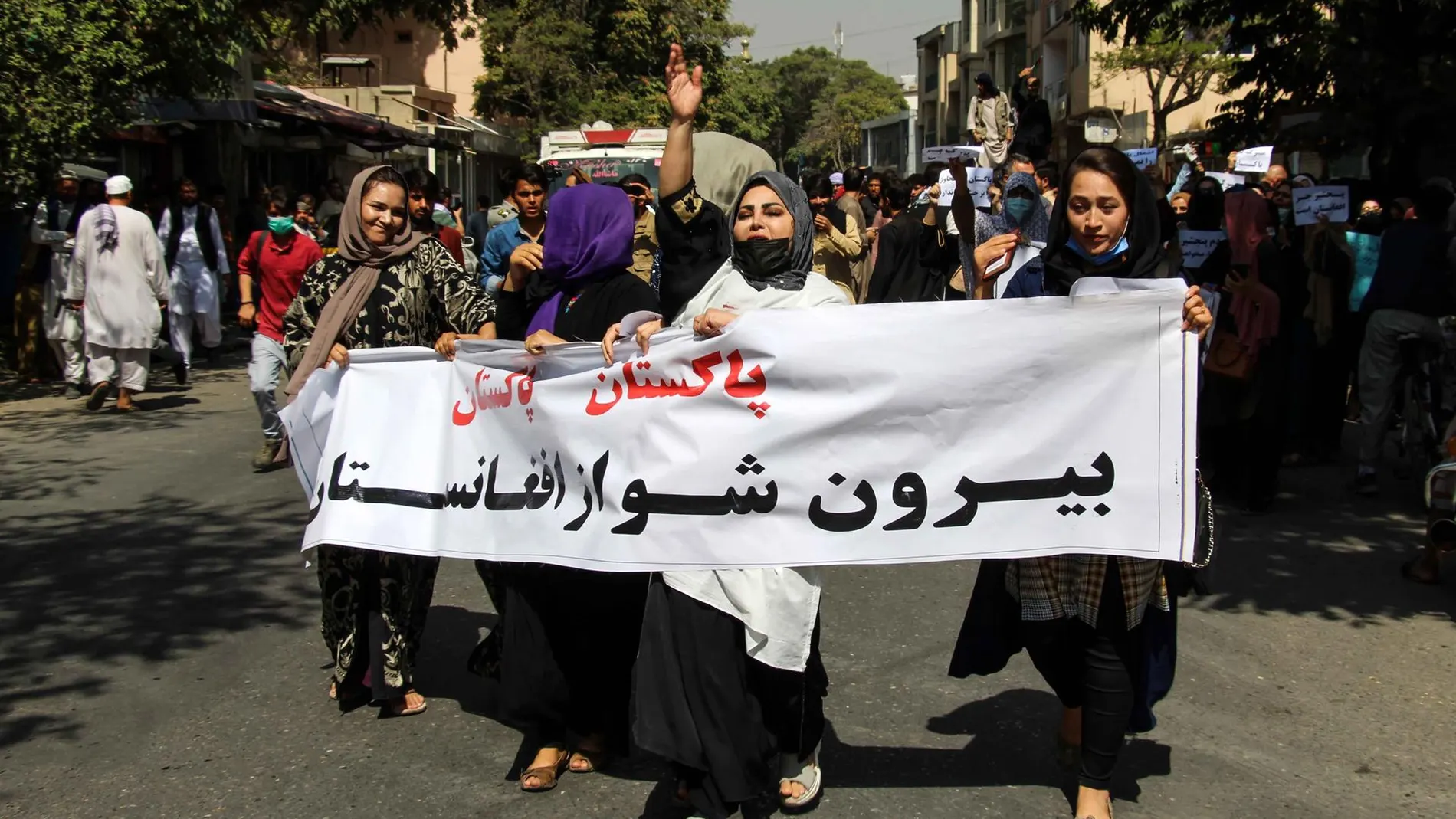 Las mujeres salen a las calles de Kabul después de quedar excluidas del régimen talibán Las mujeres salen a las calles de Kabul después de quedar excluidas del régimen talibán