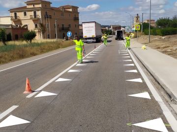 Qué significan las nuevas señales de tráfico pintadas en la carretera