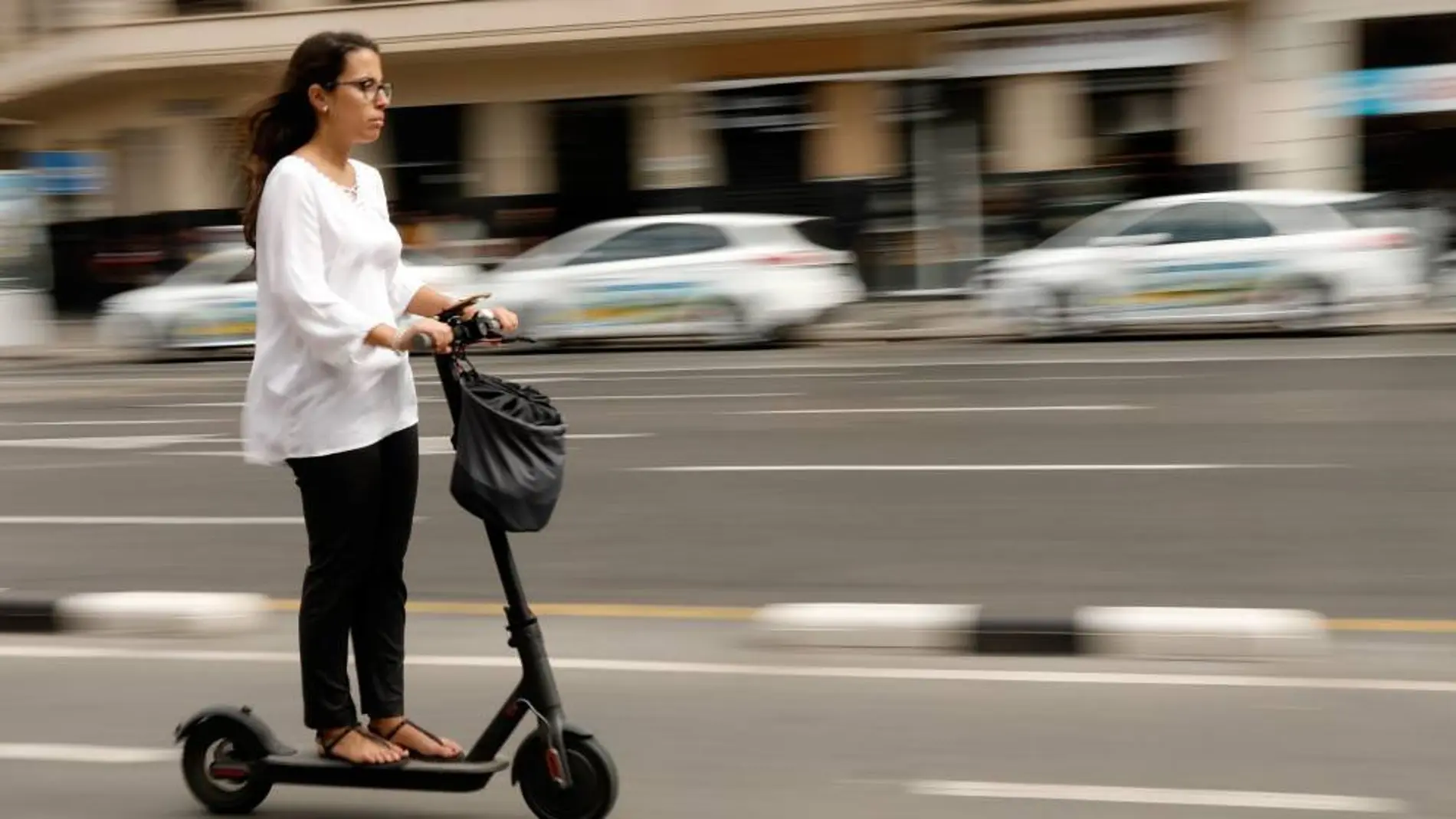 Más de la mitad de las personas que circulan en patinete eléctrico en Barcelona no se sienten seguros 