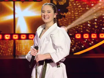 La karateka, actitud total en el escenario para dejar a todos KO con su voz desafinada La karateka, actitud total en el escenario para dejar a todos KO con su voz desafinada