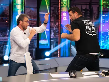 ¡Combate en directo! La divertida "pelea" de Hovik Keuchkerian y Pablo Motos en 'El Hormiguero 3.0' ¡Combate en directo! La divertida "pelea" de Hovik Keuchkerian y Pablo Motos en 'El Hormiguero 3.0'