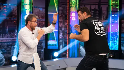 ¡Combate en directo! La divertida "pelea" de Hovik Keuchkerian y Pablo Motos en 'El Hormiguero 3.0' ¡Combate en directo! La divertida "pelea" de Hovik Keuchkerian y Pablo Motos en 'El Hormiguero 3.0'