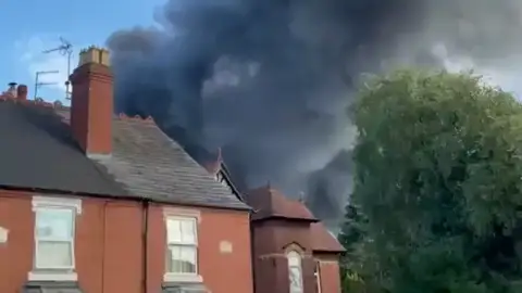 Explosión y graves incendios en una zona industrial en Kidderminster, Reino Unido Explosión y graves incendios en una zona industrial en Kidderminster, Reino Unido