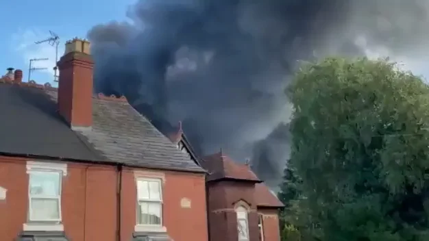 Explosi&oacute;n y graves incendios en una zona industrial en Kidderminster, Reino Unido
