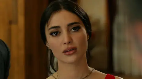 Müjgan planta cara a su respetable padre y elige posicionarse con Yilmaz El padre de la doctora ha ido en su búsqueda porque no le agrada que esté saliendo con un asesino.