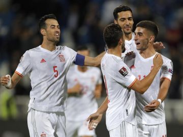 España cumple, gana 0-2 a Kosovo y respira con la derrota de Suecia