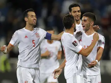 España cumple, gana 0-2 a Kosovo y respira con la derrota de Suecia España cumple, gana 0-2 a Kosovo y respira con la derrota de Suecia