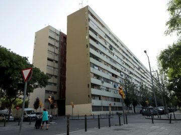 specto del barrio de La Mina de Sant Adrià de Besòs (Barcelona) donde los Mossos d'Esquadra investigan un tiroteo ocurrido anoche que provocó un herido leve