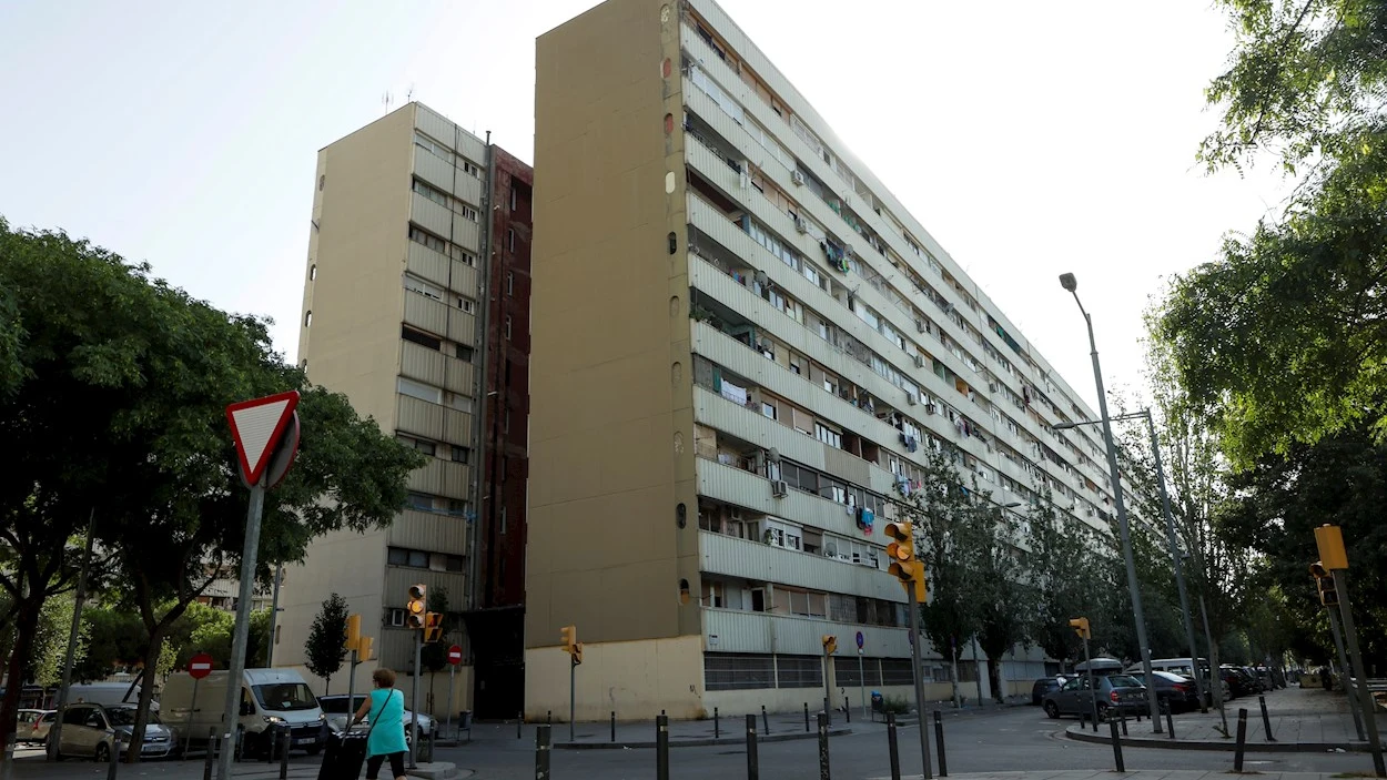 specto del barrio de La Mina de Sant Adrià de Besòs (Barcelona) donde los Mossos d'Esquadra investigan un tiroteo ocurrido anoche que provocó un herido leve specto del barrio de La Mina de Sant Adrià de Besòs (Barcelona) donde los Mossos d'Esquadra investigan un tiroteo ocurrido anoche que provocó un herido leve