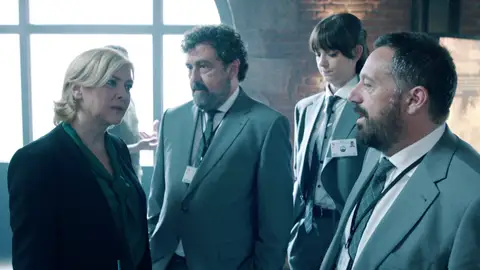 El primer contacto de Paco, Mariano e Ika con el CNI y con Dolores: “Esto no es una comisaría de barrio” El primer contacto de Paco, Mariano e Ika con el CNI y con Dolores: “Esto no es una comisaría de barrio”