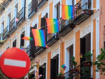 Banderas del colectivo LGTBI adornan balcones del barrio madrileño de Malasaña