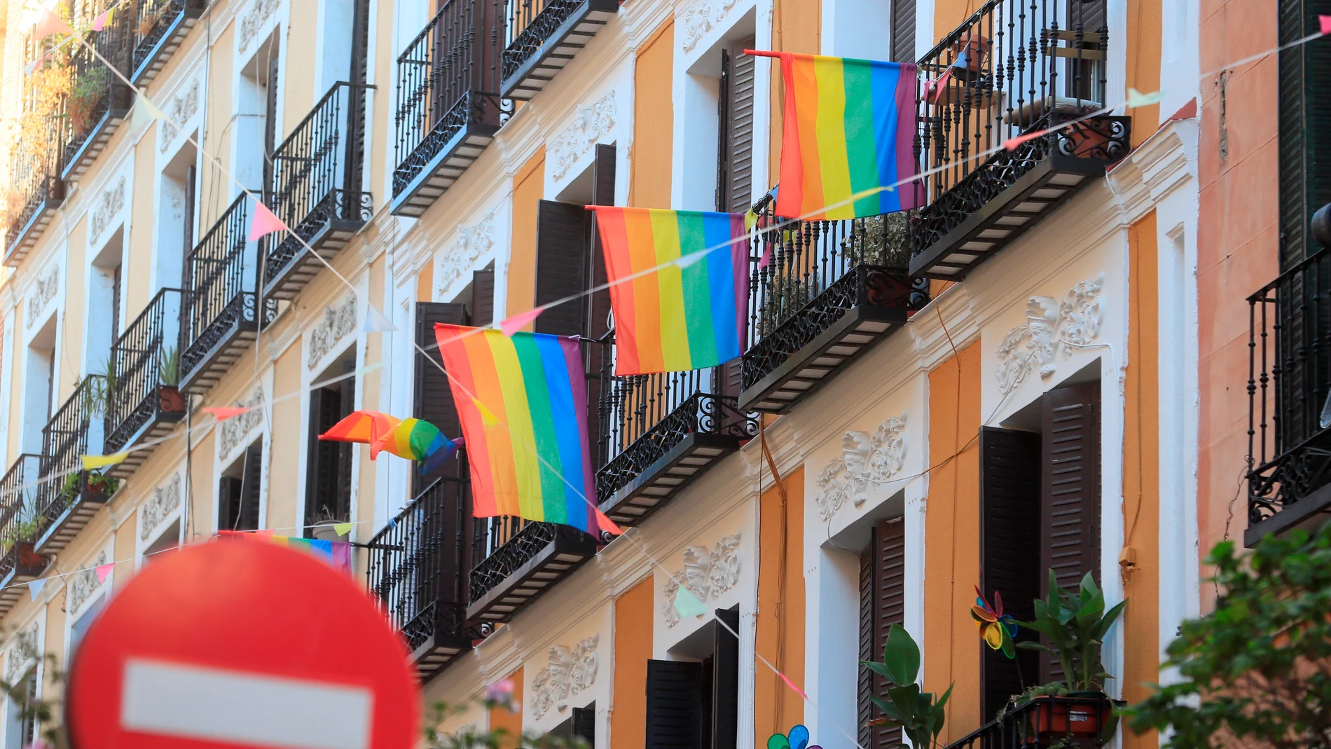 Banderas del colectivo LGTBI adornan balcones del barrio madrileño de Malasaña