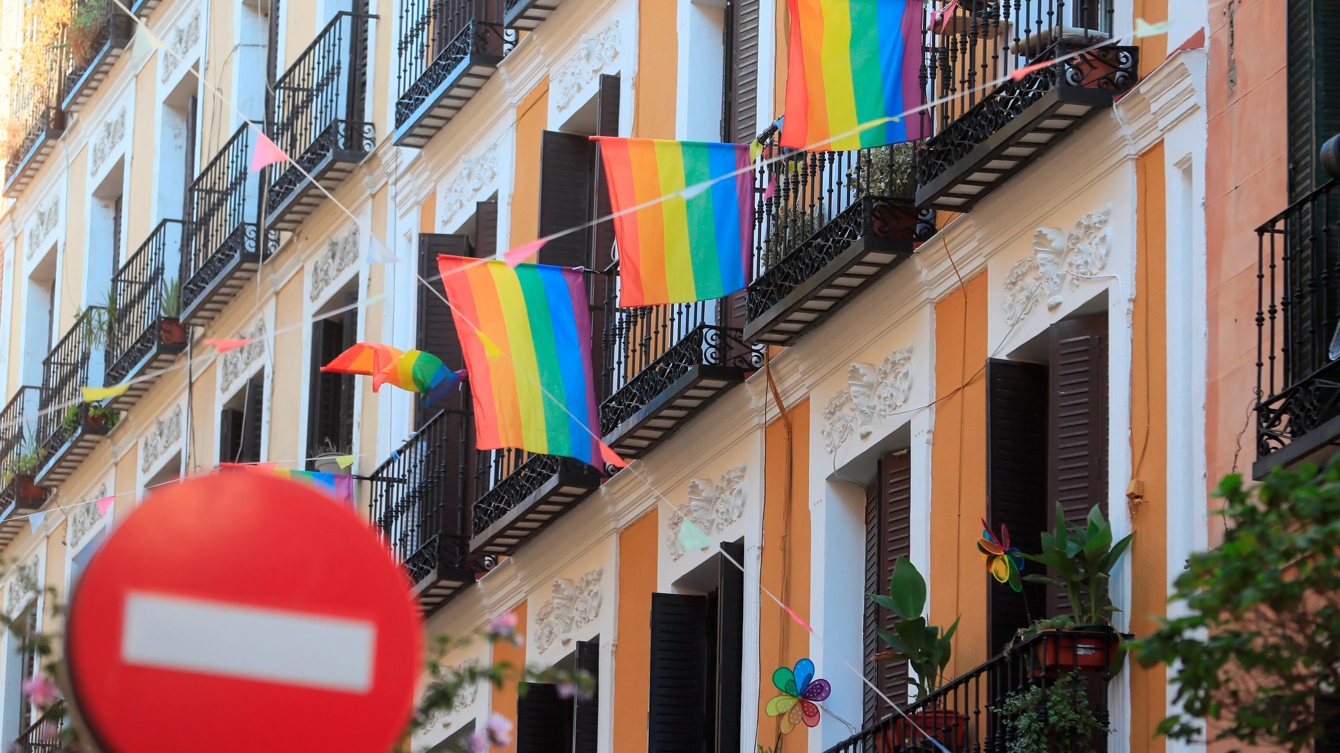 Banderas del colectivo LGTBI adornan balcones del barrio madrileño de Malasaña Banderas del colectivo LGTBI adornan balcones del barrio madrileño de Malasaña
