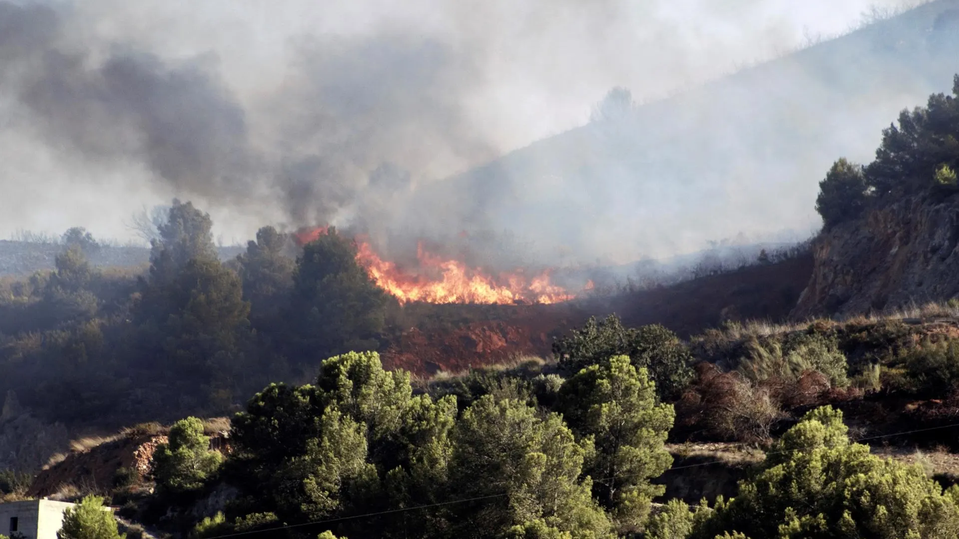 M&aacute;s de 400 desalojados en el incendio de Sierra Bermeja