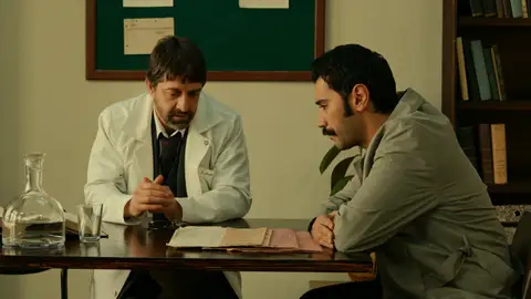 Sabahattin aporta un rayo de luz a la complicada situación de Yilmaz El médico siempre se ha mostrado fiel a él y le ha dado su opinión sobre el asunto.