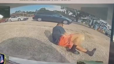 Un hombre finge ser atropellado por un Tesla pero las cámaras del coche graban todo lo ocurrido