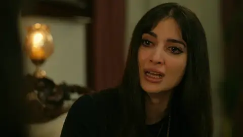 Müjgan se siente totalmente traicionada: “Nunca me lo imaginé, he sido una tonta” La doctora ha ido a ver a una amiga en Estambul para hablar de lo sucedido.