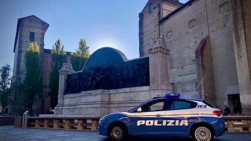 Apuñala a 5 personas, entre ellos un niño de 6 años en estado grave en Rimini Apuñala a 5 personas, entre ellos un niño de 6 años en estado grave en Rimini