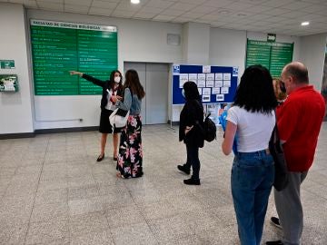 Varias personas yendo a examinarse para Correos