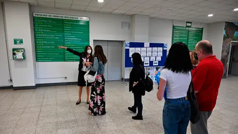 Varias personas yendo a examinarse para Correos Varias personas yendo a examinarse para Correos