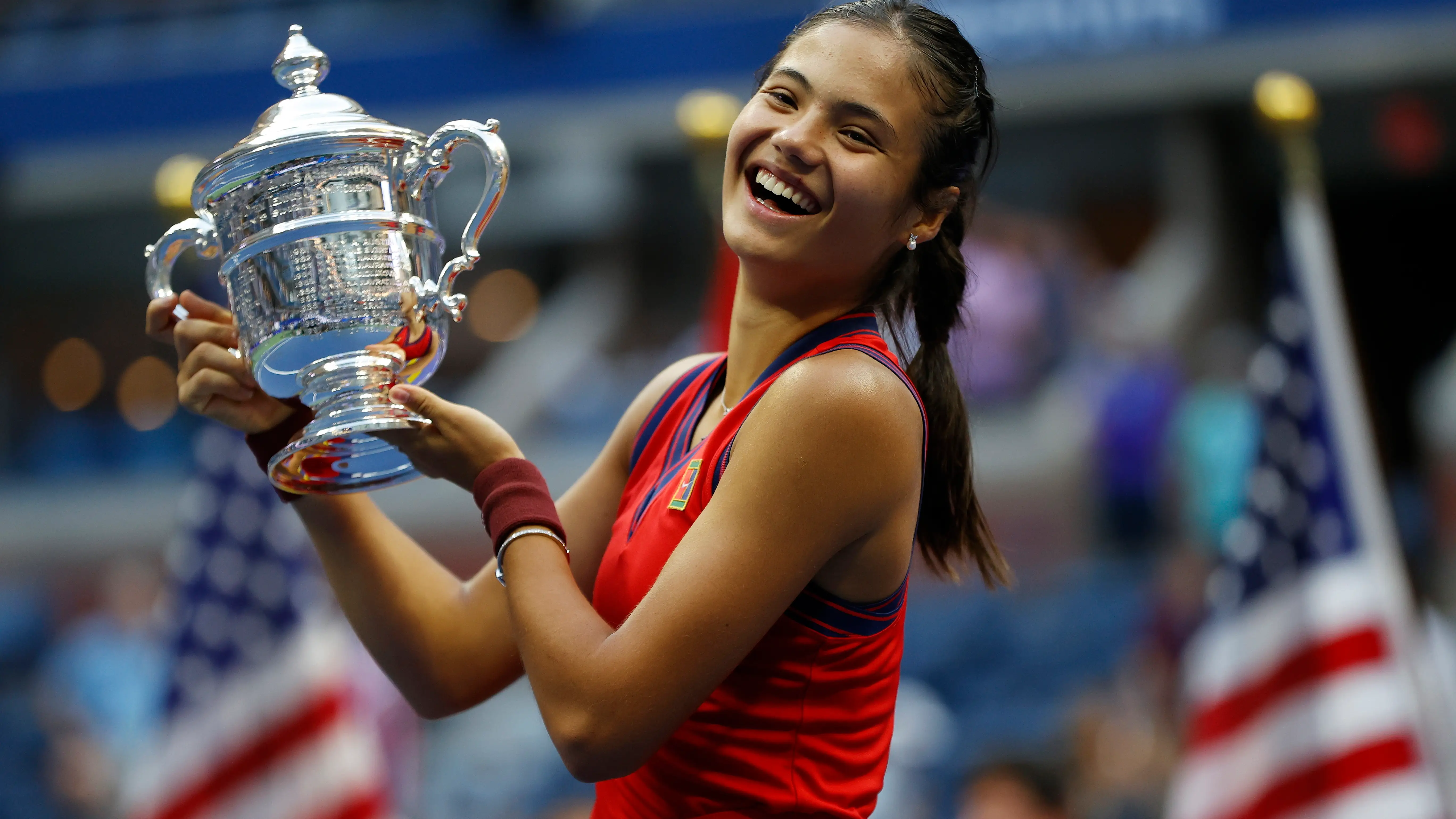 Emma Raducanu gana el US Open con 18 años y es la primera tenista que gana un GS desde la previa Emma Raducanu gana el US Open con 18 años y es la primera tenista que gana un GS desde la previa