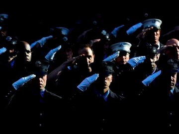 Integrantes del Departamento de Bomberos de Nueva York guardan un minuto de silencio en el 11-S
