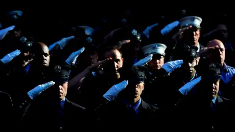 Integrantes del Departamento de Bomberos de Nueva York guardan un minuto de silencio en el 11-S Integrantes del Departamento de Bomberos de Nueva York guardan un minuto de silencio en el 11-S