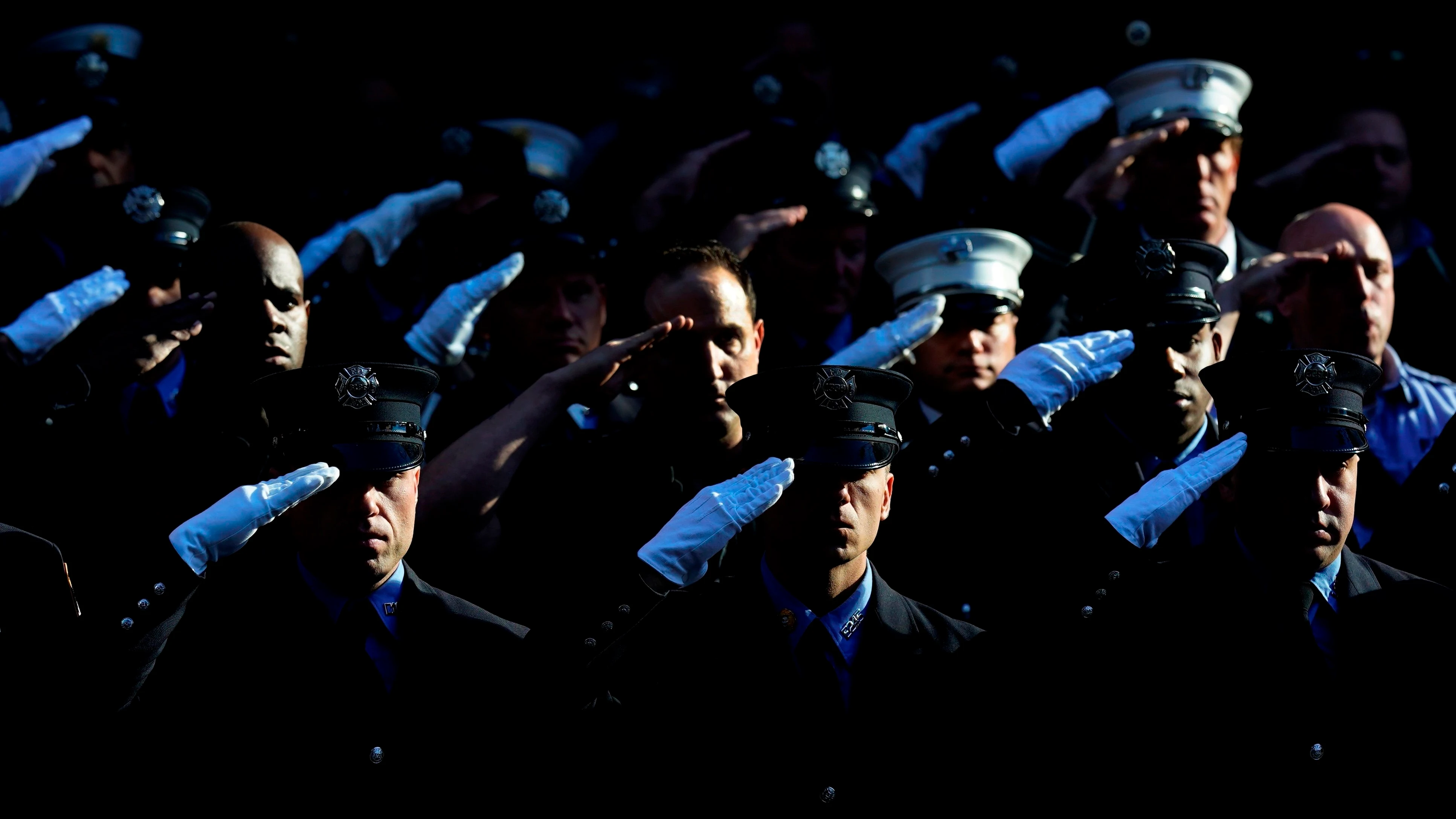 Integrantes del Departamento de Bomberos de Nueva York guardan un minuto de silencio en el 11-S Integrantes del Departamento de Bomberos de Nueva York guardan un minuto de silencio en el 11-S