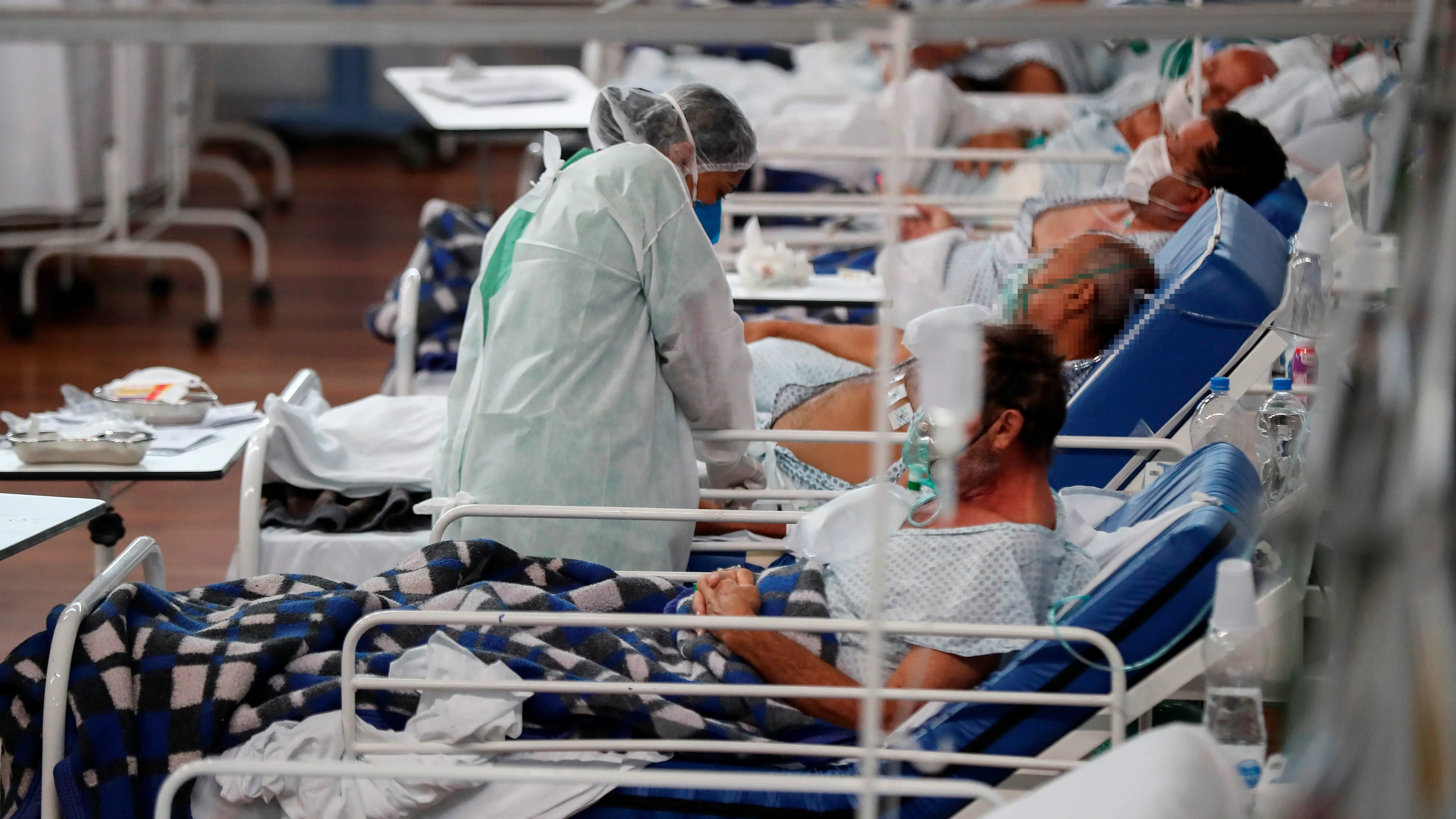 Hospital con pacientes Hospital con pacientes