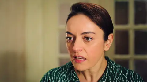 Esta noche en ‘Inocentes’: Gülben confiesa a Safiye quién se unió a la cena familiar Avance | Capítulo 18