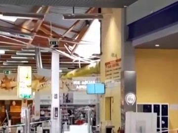 Colapsa la cubierta de un hipermercado en A Coruña por una tromba de agua