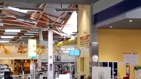 Colapsa la cubierta de un hipermercado en A Coruña por una tromba de agua Colapsa la cubierta de un hipermercado en A Coruña por una tromba de agua