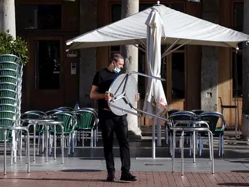 Un camarero coloca las mesas de la terraza ventana en Valladolid, en una fotografía de archivo