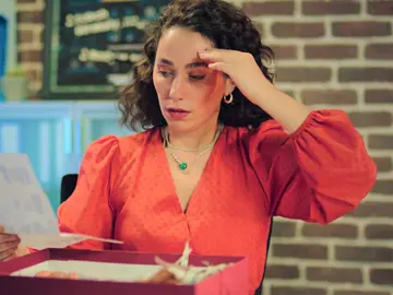 Esra recibe una amenaza de muerte: “Si no te alejas de Esat acabarás así” Esra recibe una amenaza de muerte: “Si no te alejas de Esat acabarás así”