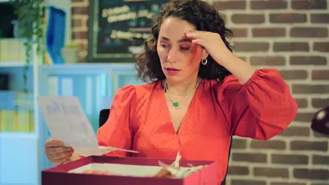 Esra recibe una amenaza de muerte: “Si no te alejas de Esat acabarás así” Mejores momentos | Capítulo 18