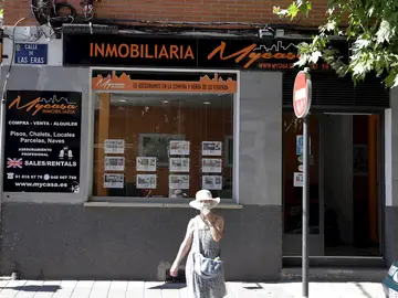 Anuncios de pisos y casas en venta y alquiler en el escaparate de una inmobiliaria, en Madrid, en una fotografía de archivo Anuncios de pisos y casas en venta y alquiler en el escaparate de una inmobiliaria, en Madrid, en una fotografía de archivo