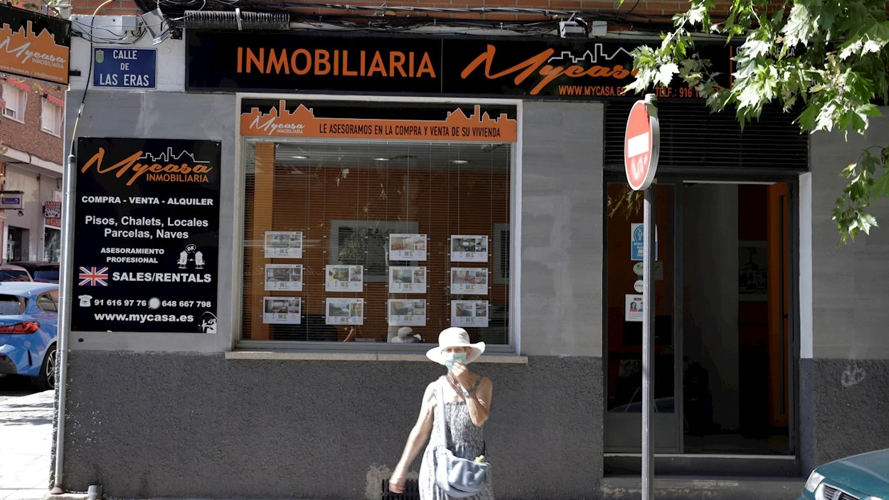 Anuncios de pisos y casas en venta y alquiler en el escaparate de una inmobiliaria, en Madrid, en una fotografía de archivo Anuncios de pisos y casas en venta y alquiler en el escaparate de una inmobiliaria, en Madrid, en una fotografía de archivo