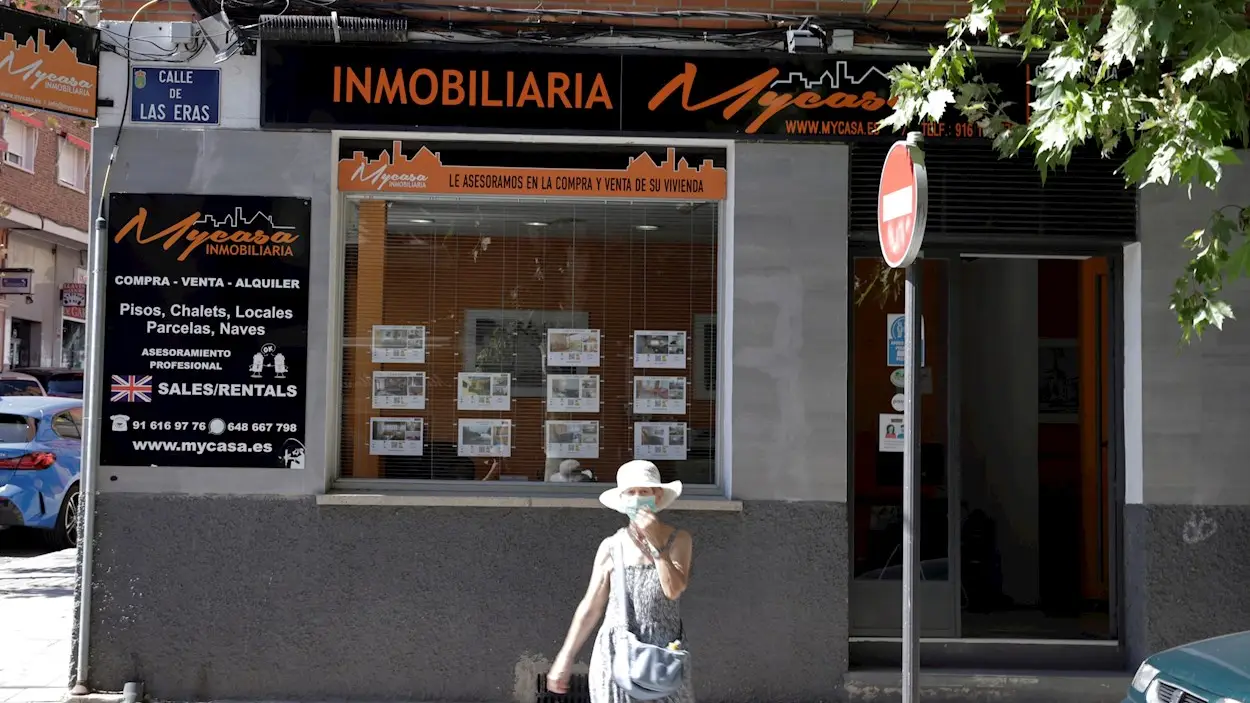 Anuncios de pisos y casas en venta y alquiler en el escaparate de una inmobiliaria, en Madrid, en una fotografía de archivo Anuncios de pisos y casas en venta y alquiler en el escaparate de una inmobiliaria, en Madrid, en una fotografía de archivo