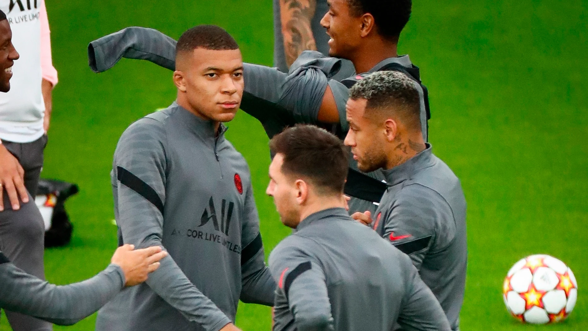 Messi, Neymar y Mbappé se entrenan antes de medirse al Brujas en la Champions Messi, Neymar y Mbappé se entrenan antes de medirse al Brujas en la Champions