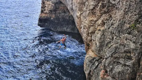 Un escalador realiza psicobloc Un escalador realiza psicobloc