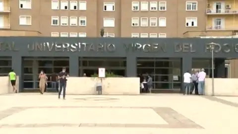 Muere una mujer de 40 años por coronavirus en el Virgen del Rocío de Sevilla tras dar a luz a dos fetos Muere una mujer de 40 años por coronavirus en el Virgen del Rocío de Sevilla tras dar a luz a dos fetos