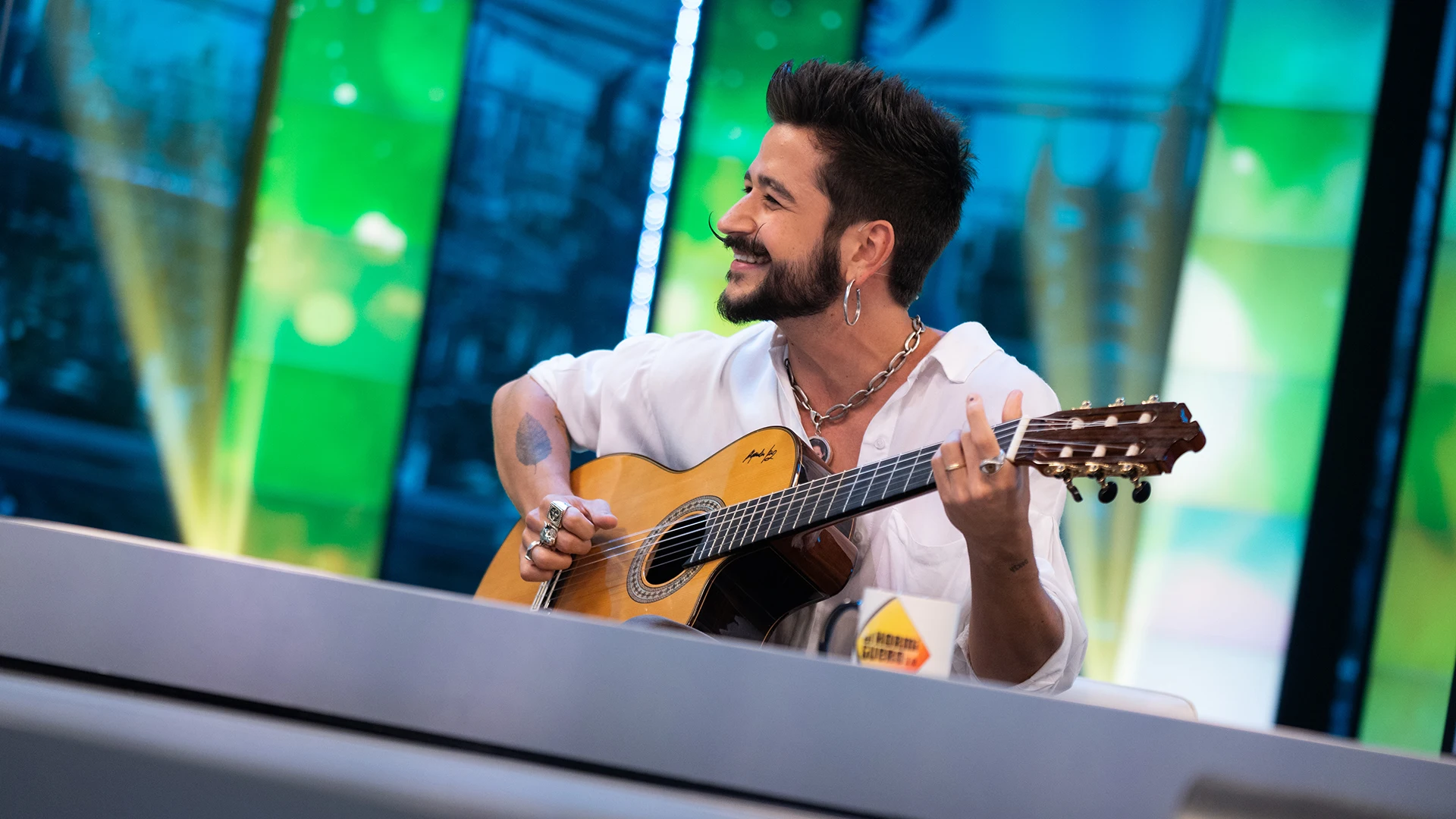 Nos sorprende en directo con su m&uacute;sica. 
